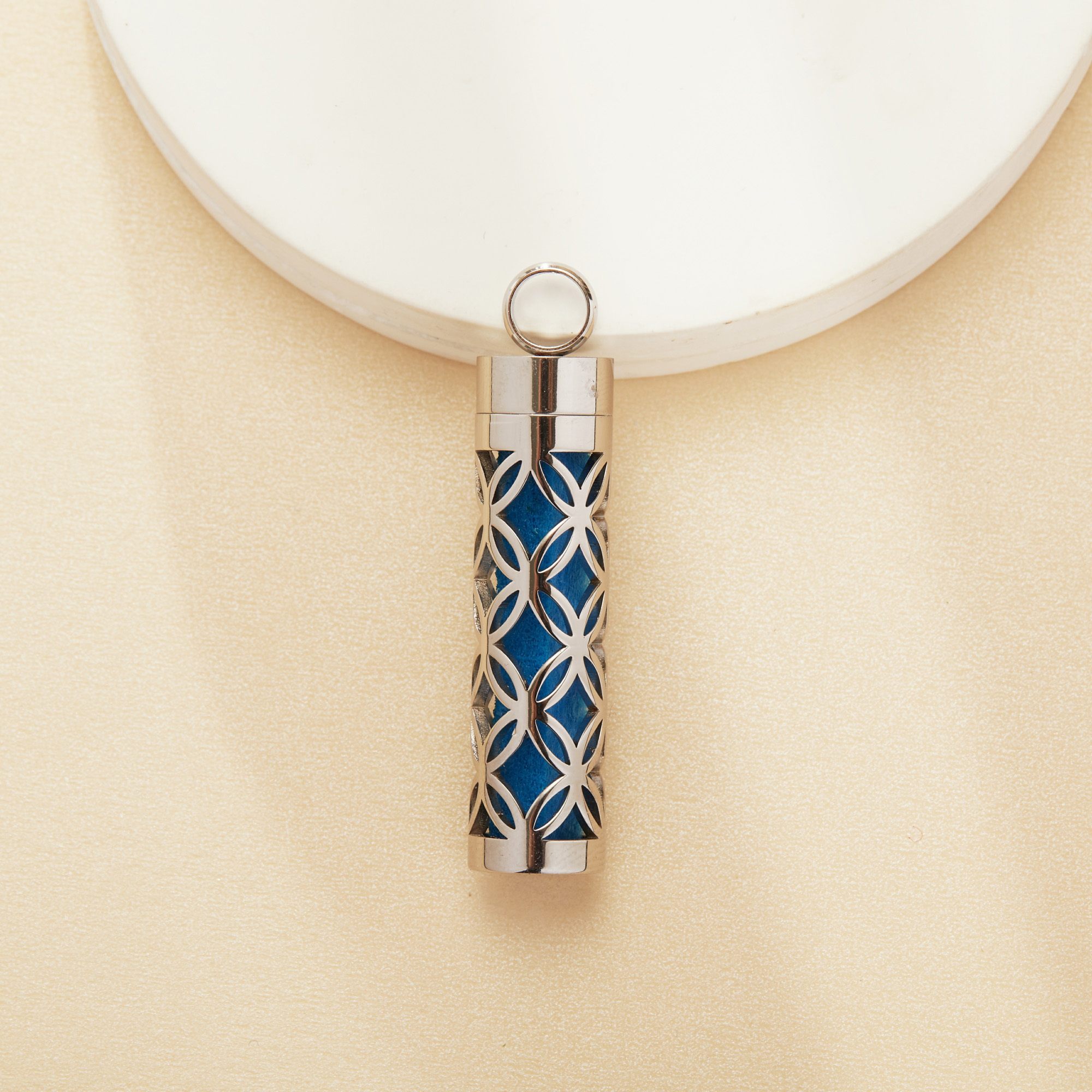 Hollow Leaf Aroma Diffuser Pendnat Necklace Stainless Steel Perfume Diffuser with Sponge 1190072 - Click Image to Close